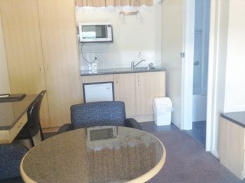 Ashton Townhouse Motel And Suites - Timeshare Accommodation 4