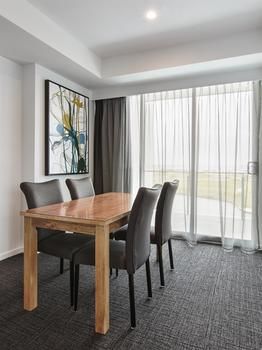 Best Western Plus Lake Kawana Hotel - Timeshare Accommodation 15