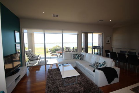 LJ Hooker Goolwa Holiday Rentals - 42 Underwood Avenue, Goolwa Beach - Timeshare Accommodation 0