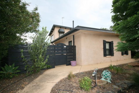 LJ Hooker Goolwa Holiday Rentals - 42 Underwood Avenue, Goolwa Beach - Timeshare Accommodation 24
