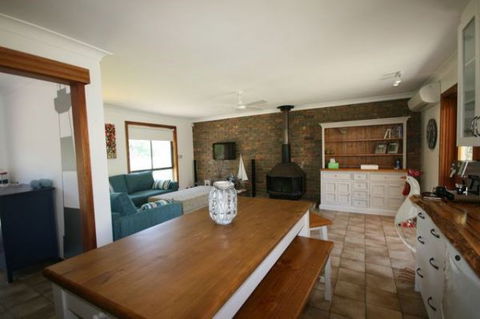 LJ Hooker Goolwa Holiday Rentals - 15 Eaton Avenue, Goolwa Beach - Timeshare Accommodation 1