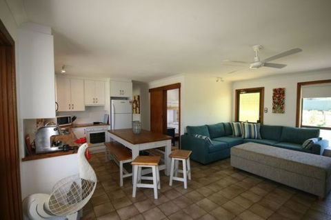 LJ Hooker Goolwa Holiday Rentals - 15 Eaton Avenue, Goolwa Beach - Timeshare Accommodation 2