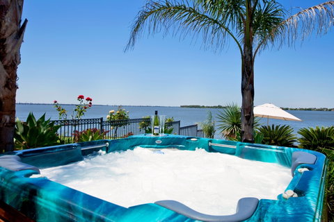 Waterfront Holiday Houses - Timeshare Accommodation 1