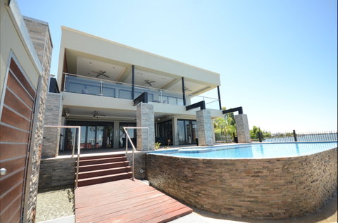 Waterfront Holiday Houses - Timeshare Accommodation 2