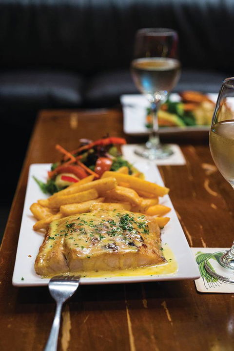 Dolly’s Bar & The Hibiscus Tavern - Timeshare Accommodation 0