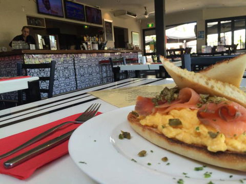 Dolly’s Bar & The Hibiscus Tavern - Timeshare Accommodation 2