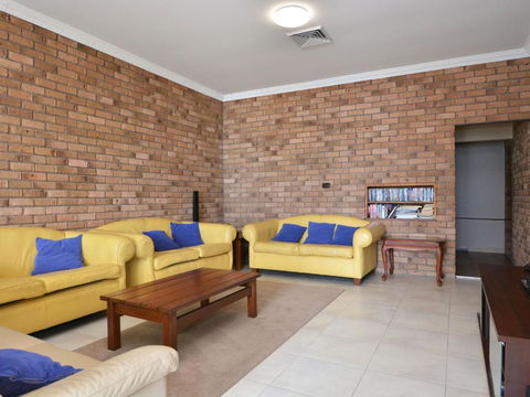 The House On The Lake At Fishing Point Lake Macquarie Honestly Put The Line In & Catch Fish - Timeshare Accommodation 1