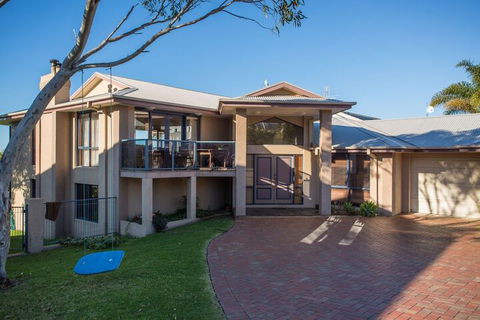 Tura Beach House On Pacific Way - Timeshare Accommodation 1