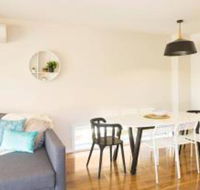 New Designer Home  Parking  Close to Airport - Timeshare Accommodation