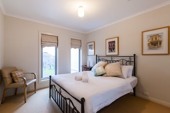 JASMINE, 2BDR Port Melbourne House - Timeshare Accommodation 0