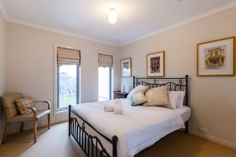 JASMINE, 2BDR Port Melbourne House - Timeshare Accommodation 1