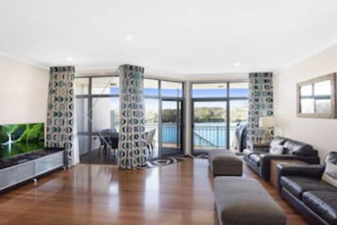 Absolute Creek Front Villa - Timeshare Accommodation 0