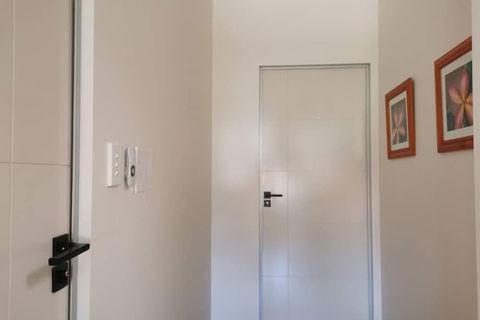 Serviced Waterfront Whole Villa - Timeshare Accommodation 3