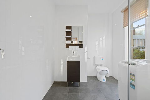 HomeHotel Cozy Duplex In Serene Suburb - Timeshare Accommodation 7