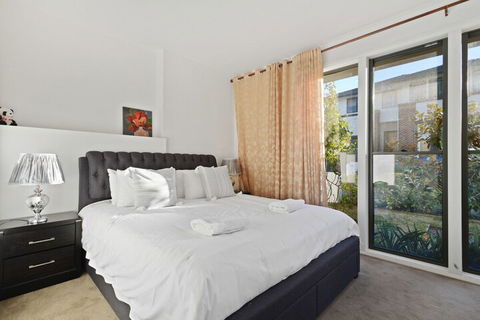 HomeHotel Cozy Duplex In Serene Suburb - Timeshare Accommodation 5