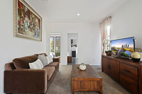 HomeHotel Cozy Duplex In Serene Suburb - Timeshare Accommodation 4