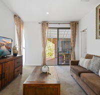 HomeHotel Cozy Duplex in Serene Suburb - Timeshare Accommodation