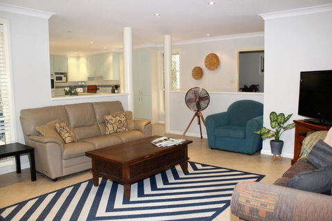 FRANGIPANI BEACH HOUSE PET FRIENDLY 22 Belbourie Cres Boomerang Beach - Timeshare Accommodation 6