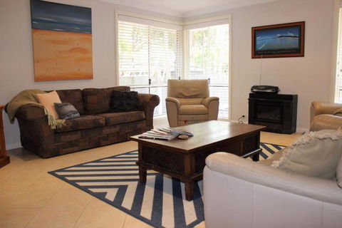FRANGIPANI BEACH HOUSE PET FRIENDLY 22 Belbourie Cres Boomerang Beach - Timeshare Accommodation 4