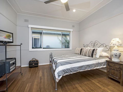 The Entrance North Lakeside Cottage - Timeshare Accommodation 4