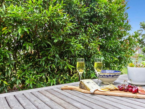 The Boathouse Comfortable Beachfront Home - Timeshare Accommodation 2