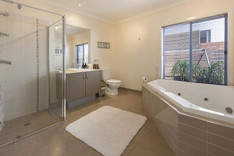 Pelican Landing Stunning Lake King Views - Timeshare Accommodation 4