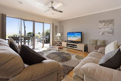Pelican Landing Stunning Lake King Views - Timeshare Accommodation 6