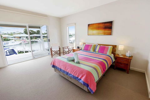 Beach 2 Waterfront Villa & Beach - Timeshare Accommodation 1