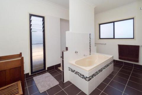 Blue Water Retreat Upstairs - Timeshare Accommodation 5