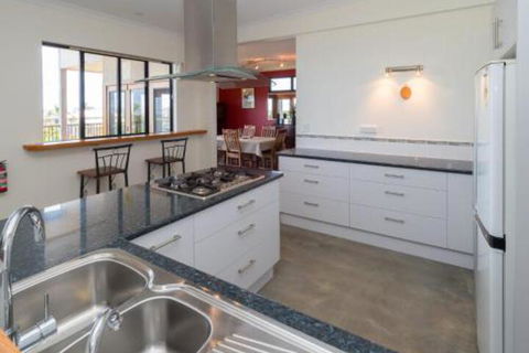 Blue Water Retreat Upstairs - Timeshare Accommodation 6