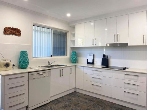 Woorim Secluded Palms Cottage - Timeshare Accommodation 2