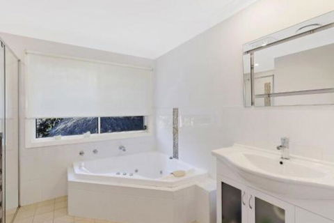 Luxurious Lake Front Long Jetty - Timeshare Accommodation 5