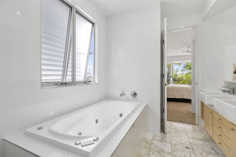 North Facing River Front Stunning Apartment Unit 2 9 Hilton Esplanade - Timeshare Accommodation 7