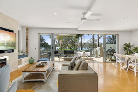 North Facing River Front Stunning Apartment Unit 2 9 Hilton Esplanade - Timeshare Accommodation 4
