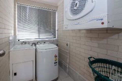 3 Bedroom House Classic View 2 / 49 Victoria Parade FREE WIFI - Timeshare Accommodation 2