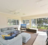 Wangi Lakehouse renovated Lake Macquarie lakefront Location - Timeshare Accommodation