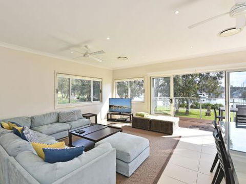 Wangi Lakehouse Renovated Lake Macquarie Lakefront Location - Timeshare Accommodation 0