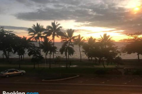 Townsville Strand Lighthouse Apartment 3 - Timeshare Accommodation 1