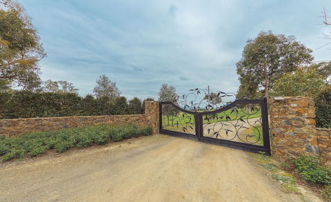 Outlook Hill Vineyard Cottages - Timeshare Accommodation 0