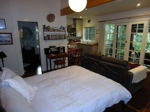 Stones Throw Cottage Bed & Breakfast - Timeshare Accommodation 1