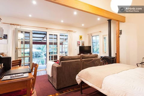 Stones Throw Cottage Bed & Breakfast - Timeshare Accommodation 3