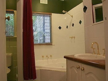 Tudor Cottages Mt Dandenong - Timeshare Accommodation 6