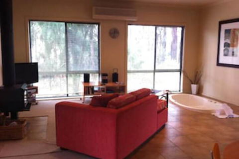 Idyllic Retreat For 4 People In Beautiful Otway Ranges, Recharge & Refresh In Hot Tub - Timeshare Accommodation 5