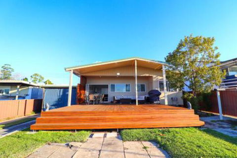 Lakefront Simplicity - Timeshare Accommodation 7