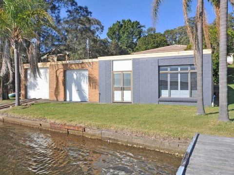 The Studio On The Lake At Fishing Point Lake Macquarie Honestly Put The Line In & Catch Fish - Timeshare Accommodation 2