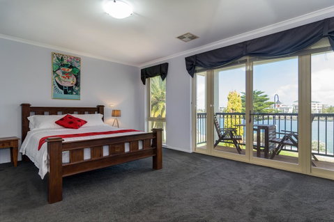 Port Adelaide Harbourside House - Timeshare Accommodation 6