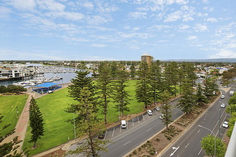Beachside Luxury & Comfort, Ocean Views In Glenelg - Timeshare Accommodation 24