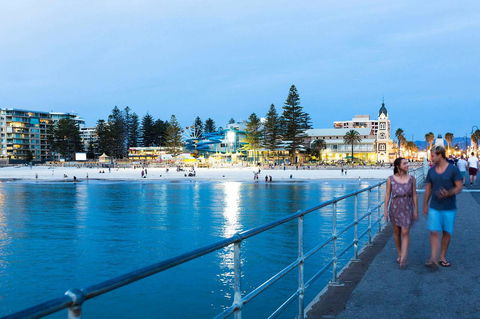 Beachside Luxury & Comfort, Ocean Views In Glenelg - Timeshare Accommodation 33
