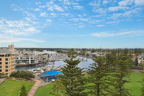 Beachside Luxury & Comfort, Ocean Views In Glenelg - Timeshare Accommodation 4