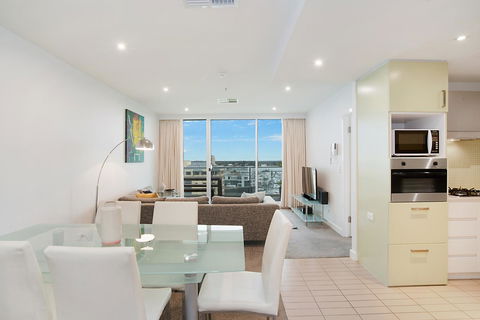 Beachside Luxury & Comfort, Ocean Views In Glenelg - Timeshare Accommodation 7